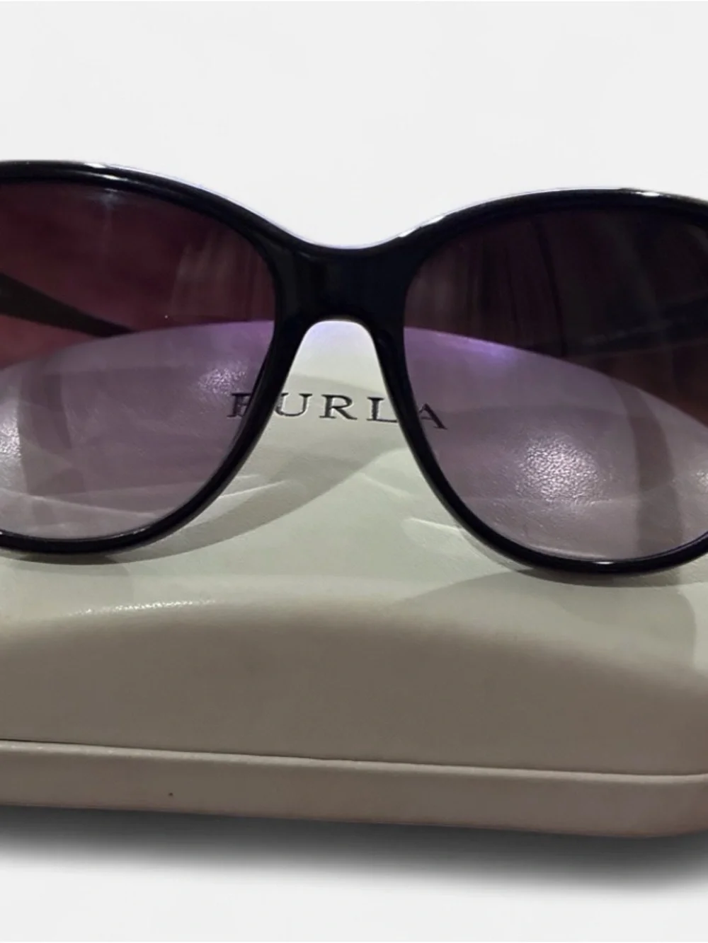 Stylish Black Women’s Sunglasses with Gradient Lenses